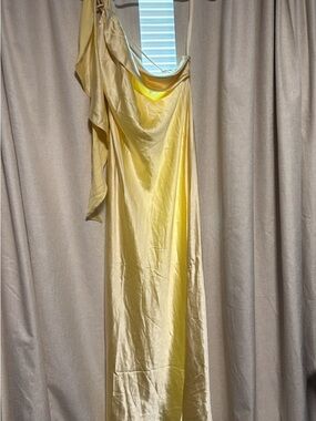 Selfie Leslie One-Shoulder Yellow Satin Gown